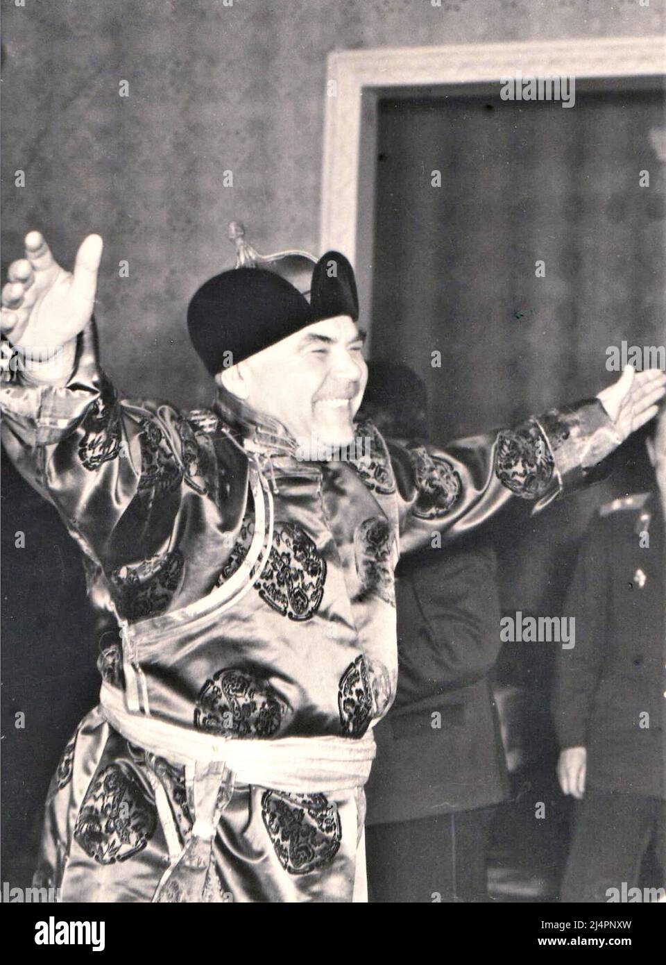 Maresciallo dell'Unione Sovietica Rodion Malinovsky come Ministro della Difesa indossando abiti tradizionali mongoli durante una visita ufficiale in Mongolia, 1961 Foto Stock