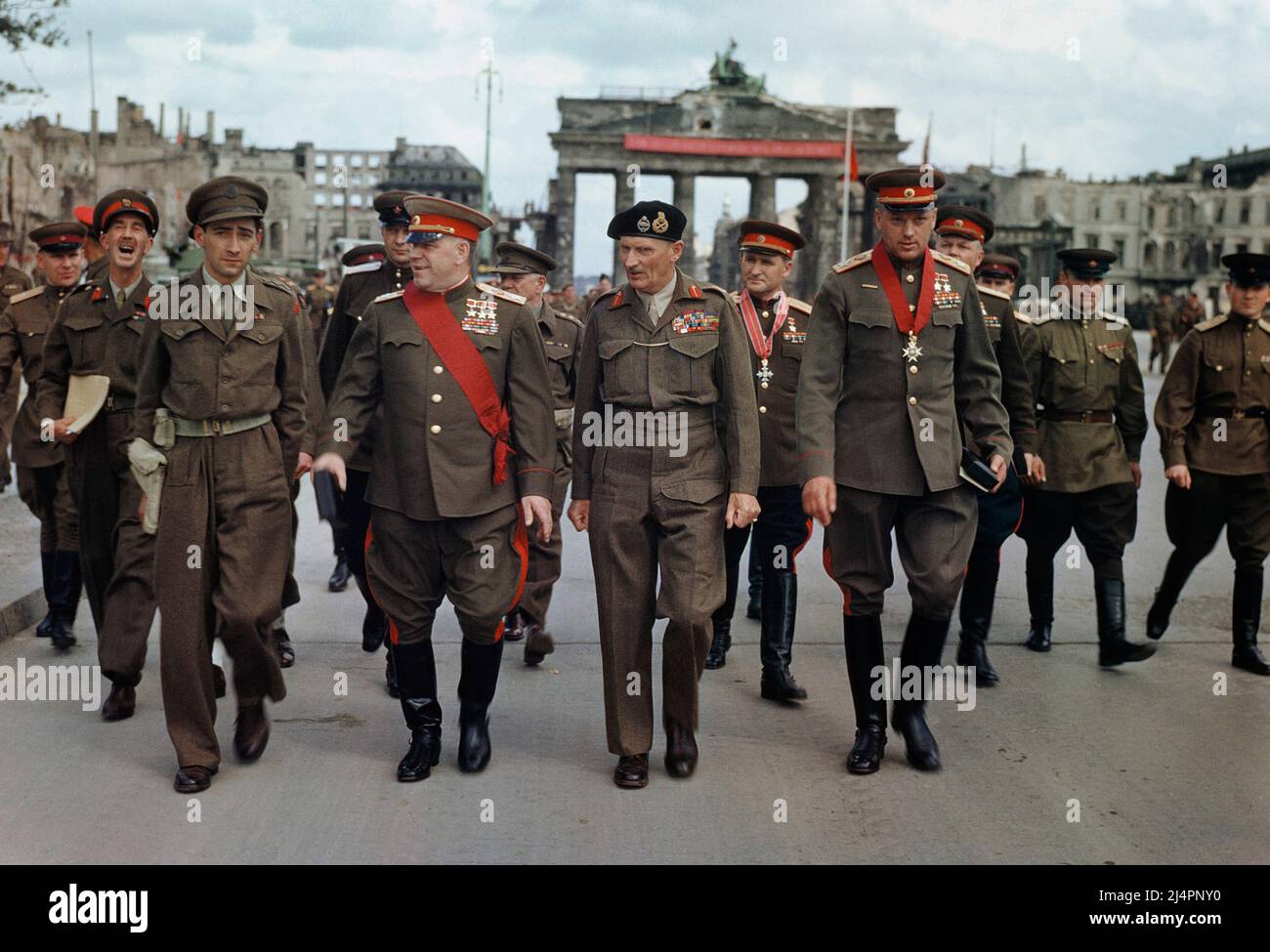 Georgy Zhukov e Konstantin Rokossovsky con Bernard Montgomery e altri funzionari alleati alla porta di Brandeburgo, 12 luglio 1945. Nota entrambi i Marescialli sovietici indossano i loro ordini di Bath in modo diverso, con Zhukov che indossa la cenere e Rokossovsky che indossa la Croce intorno al collo Foto Stock