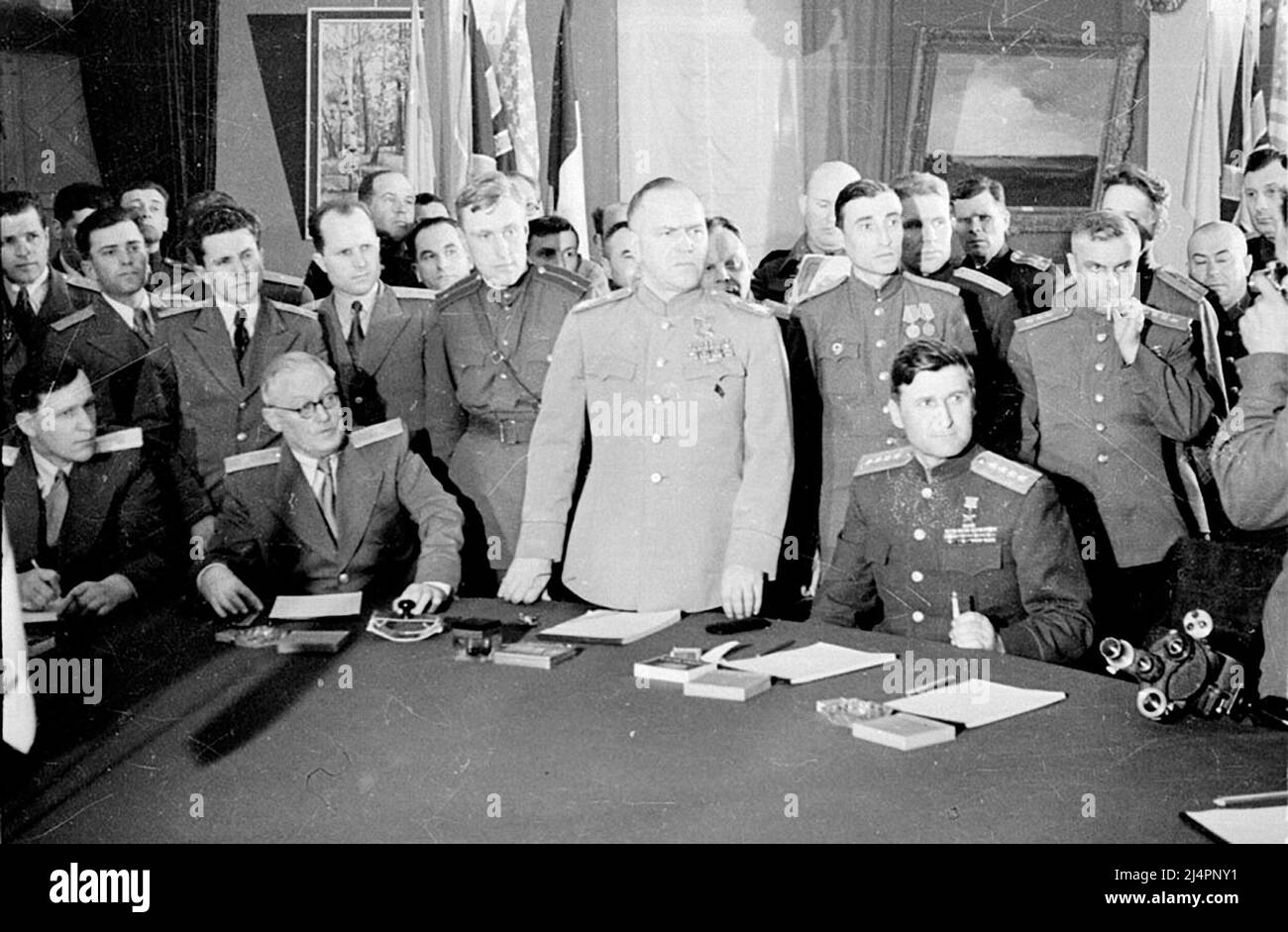 La firma dello strumento tedesco di resa presso la sede sovietica di Karlshorst, Berlino. In piedi nel mezzo è il maresciallo sovietico Georgy Zhukov. Foto Stock