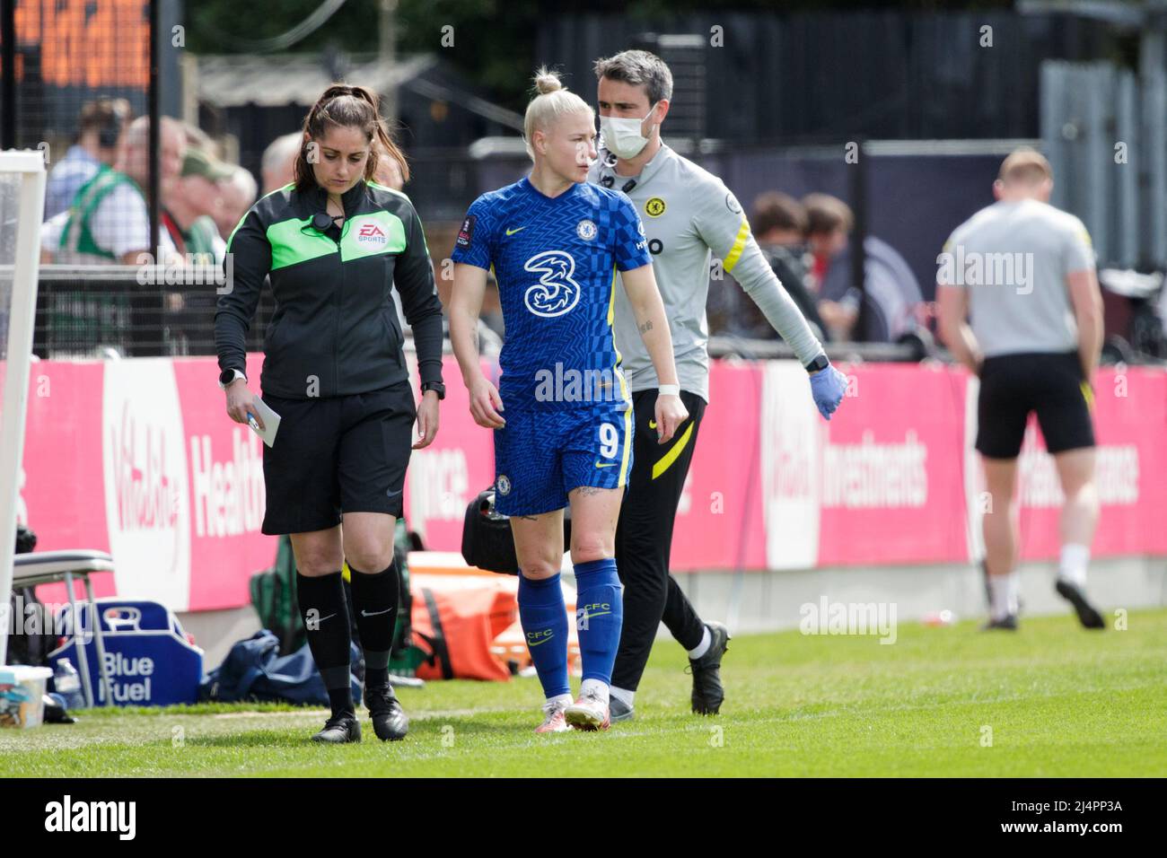 Londra, Regno Unito. 17th Apr 2022. Bethany Inghilterra (9 Chelsea) con le spine del naso in seguito ad un colpo alla faccia alla partita finale semifinale della tazza di fa di Vitality Womens fra l'Arsenal e il Chelsea al parco di Meadow a Londra, Inghilterra. Liam Asman/SPP Credit: SPP Sport Press Photo. /Alamy Live News Foto Stock