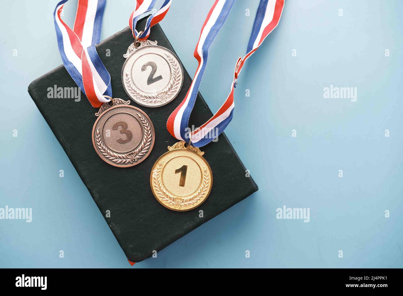 Primo, secondo e terzo posto Trofeo su un libro Foto Stock