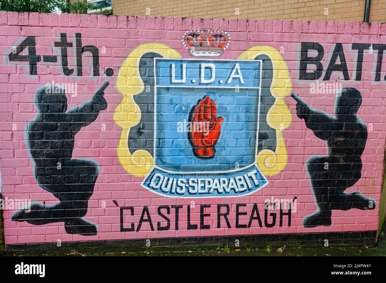 Murale del muro a Belfast che commemora il Batallion del 4th dell'Ulster Defense Association (UDA) a Castlereagh Foto Stock