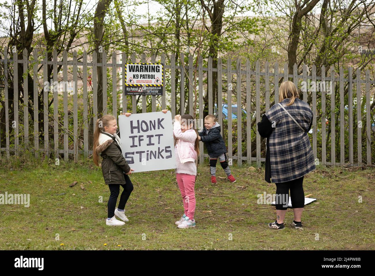 I bambini che detengono striscioni protesta al di fuori del sito di discarica di rifiuti della cava di walleys Silverdale, Staffordshire .Stop la campagna puzzolente Foto Stock