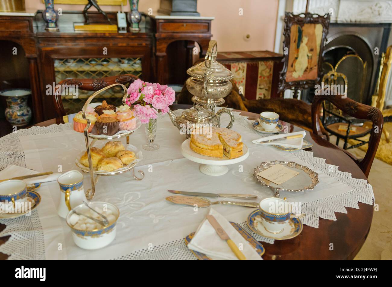 Tabella formale set per il tè del pomeriggio in un British dimora signorile. Foto Stock