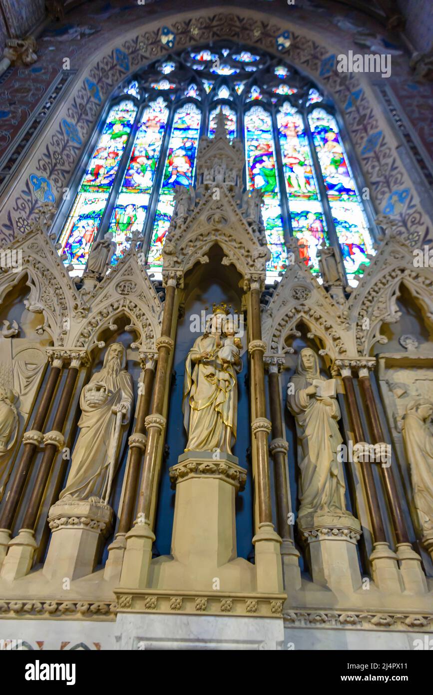 Sculture ornate di santi all'estremità est della Cattedrale di Armagh, Irlanda del Nord. Foto Stock