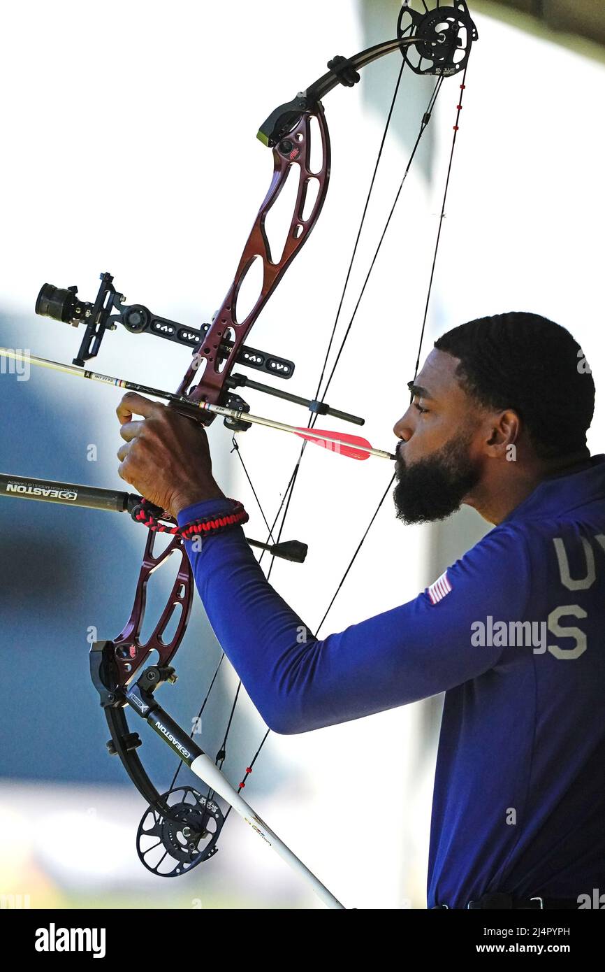 Gabriel George della squadra USA nel tiro con l'arco durante gli Invictus Games a Zuiderpark, l'Aia, Paesi Bassi. Data foto: Domenica 17 aprile 2022. Foto Stock Gabriel George della squadra USA nel tiro con l'arco durante gli Invictus Games a Zuiderpark, l'Aia, Paesi Bassi. Data foto: Domenica 17 aprile 2022. Foto Stock