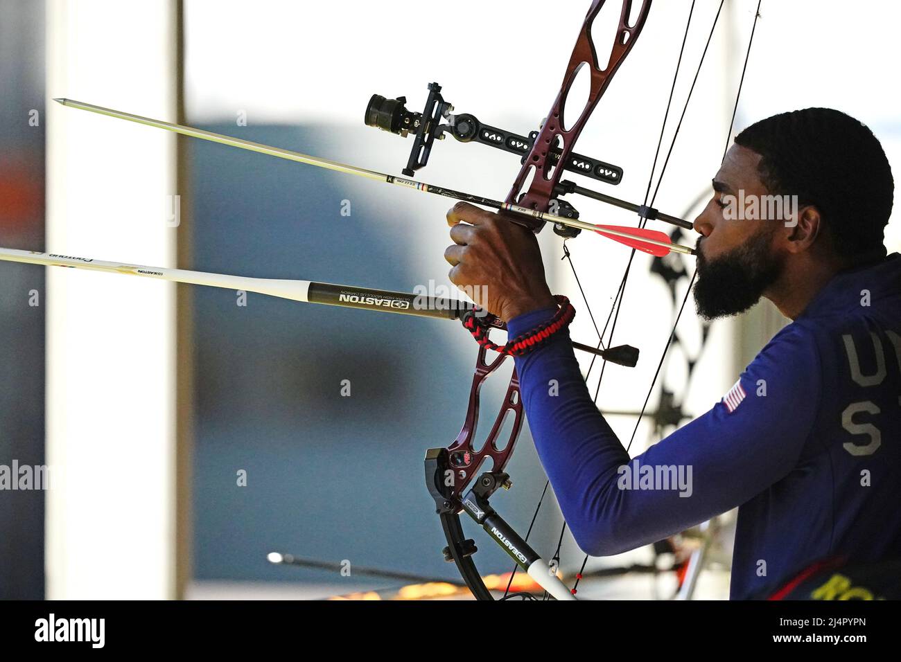 Gabriel George della squadra USA nel tiro con l'arco durante gli Invictus Games a Zuiderpark, l'Aia, Paesi Bassi. Data foto: Domenica 17 aprile 2022. Foto Stock