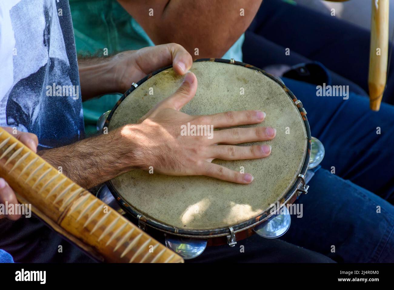 Giocatore di tamburello e altri strumentisti durante un'esibizione di samba brasiliana al carnevale Foto Stock
