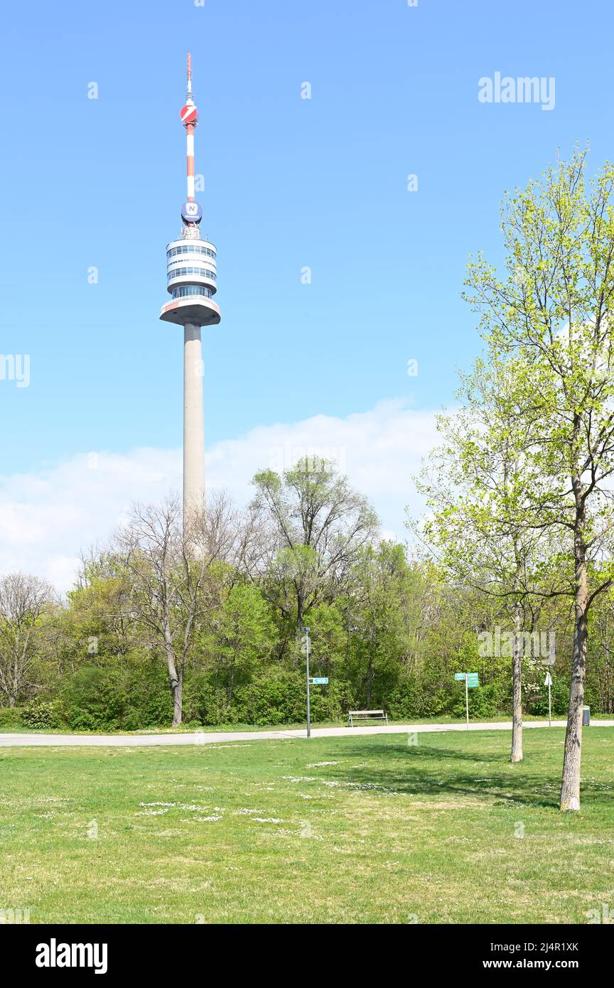 Vienna, Austria. La Torre del Danubio nel Parco del Danubio Foto Stock