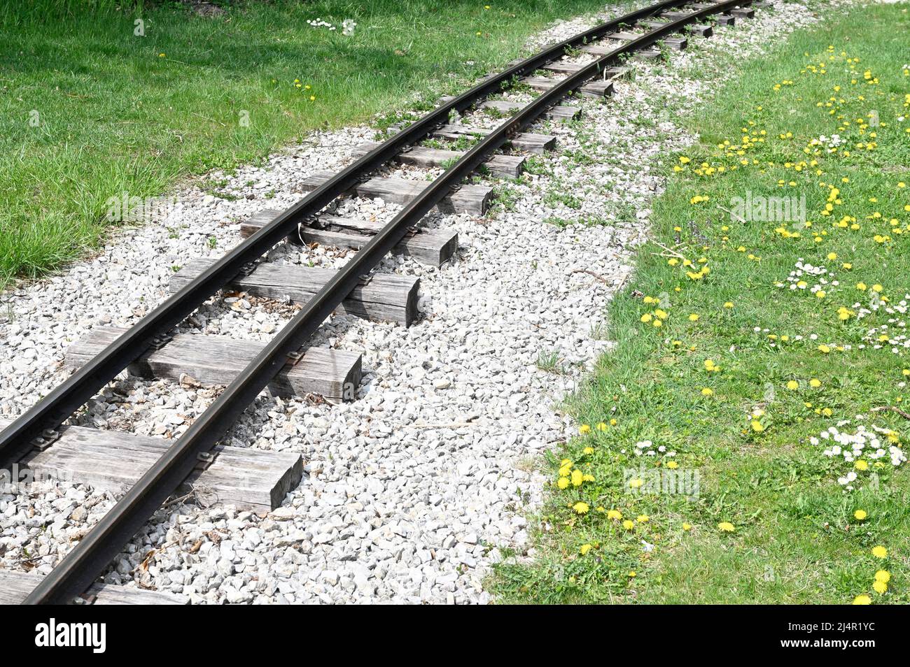 Vienna, Austria. Tracce di una ferrovia a scartamento ridotto nel Parco del Danubio Foto Stock Vienna, Austria. Tracce di una ferrovia a scartamento ridotto nel Parco del Danubio Foto Stock