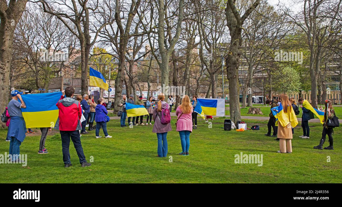Edimburgo, Scozia, Regno Unito. 17th Apr 2022. "Edimburgo con l'Ucraina" protesta contro l'invasione russa. Il popolo ucraino e altre nazionalità si riuniscono per confortarsi e dimostrare solidarietà. The Meadows, Edimburgo, Scozia, Regno Unito. 17th aprile 2022. Credit: Newsandmore/alamy live news Foto Stock