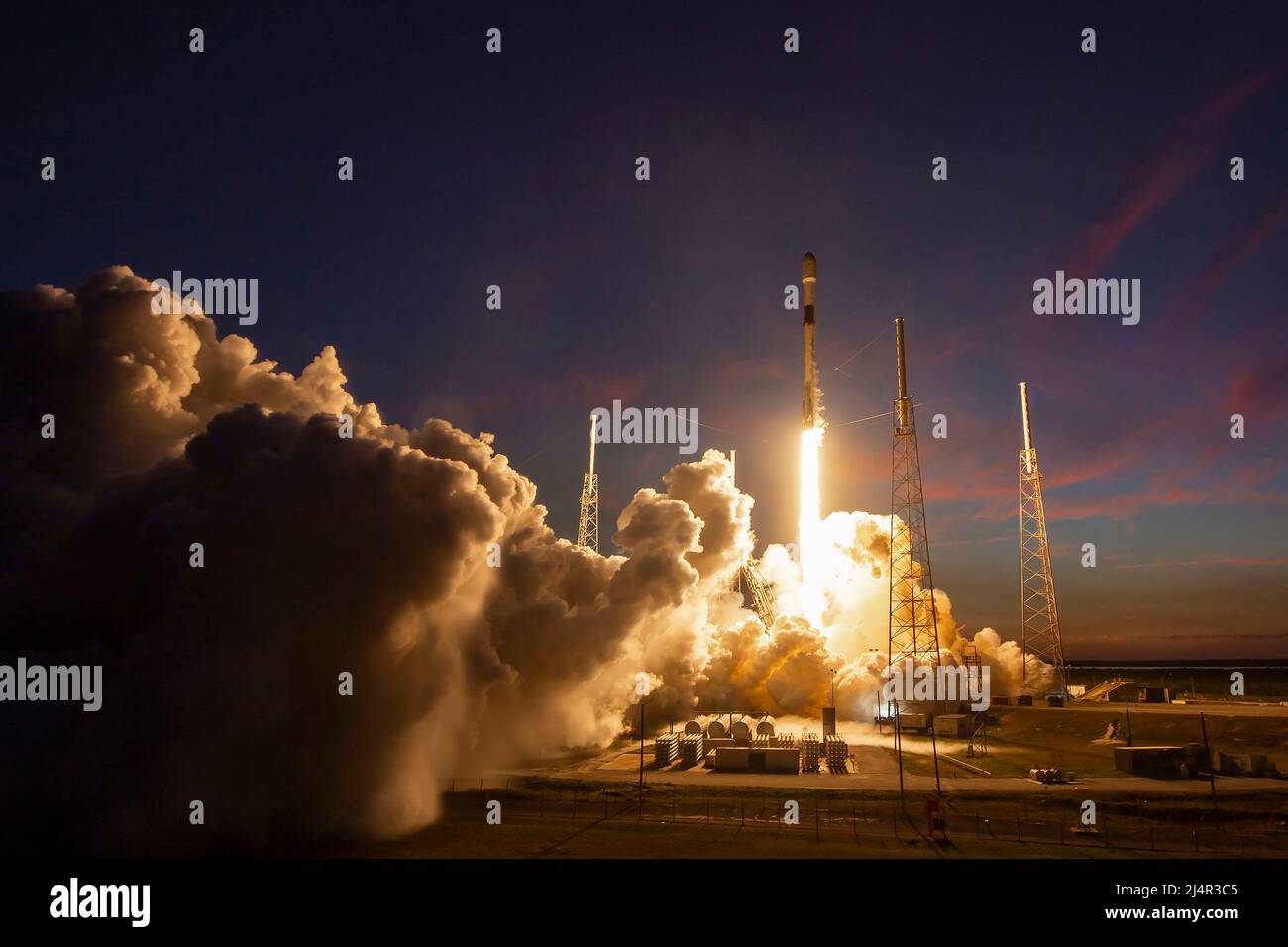 CAPE CANAVERAL, FLORIDA, USA - 31 gennaio 2022 - lunedì 31 gennaio alle 6:11 EST, Falcon 9 ha lanciato la seconda generazione COSMO-SkyMed FM2 Miss Foto Stock