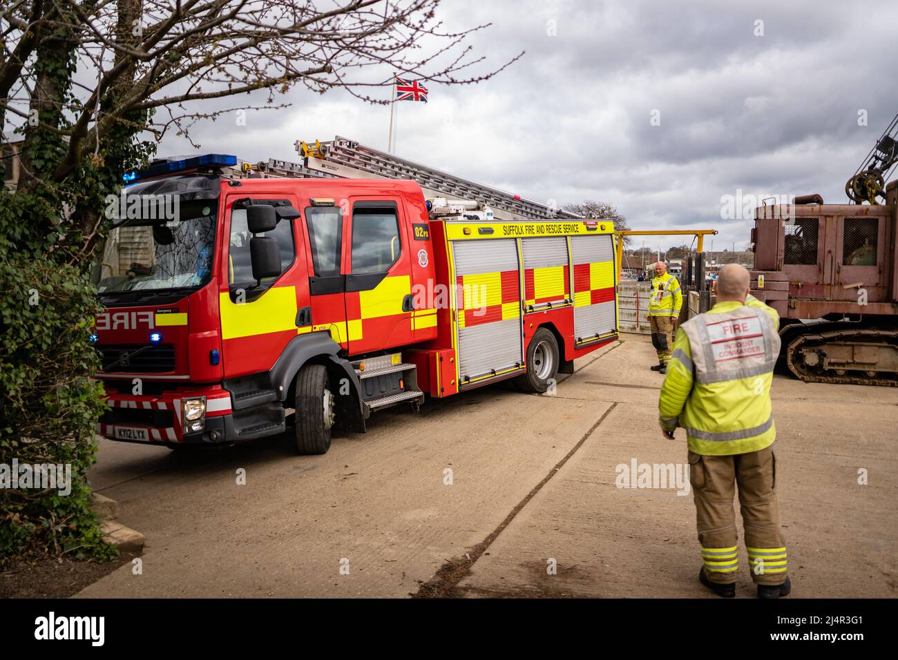 Woodbridge Suffolk UK Aprile 05 2022: Un moderno motore antincendio Volvo in posizione vicino a un fiume che risponde a una chiamata di emergenza Foto Stock