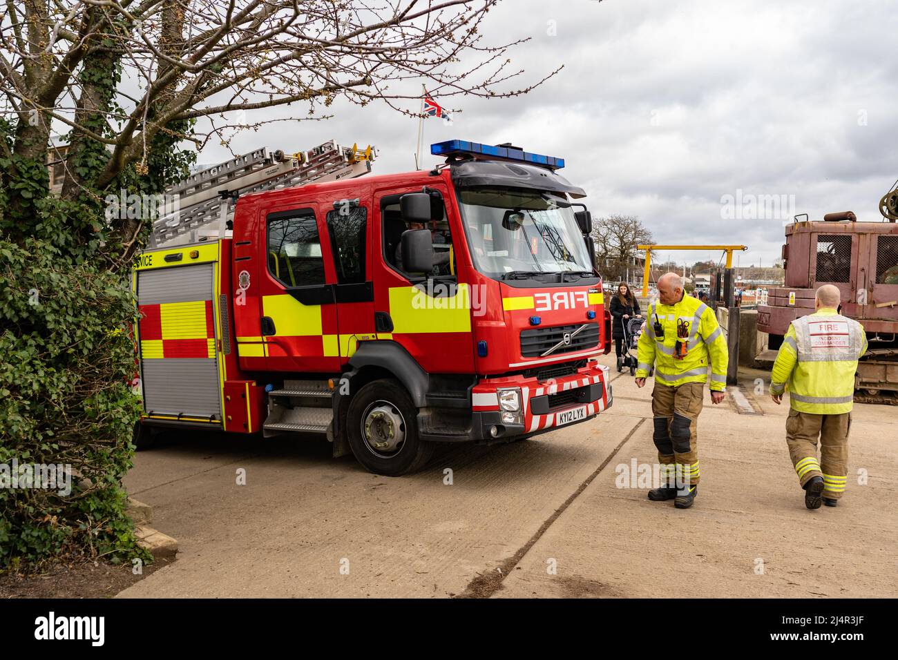 Woodbridge Suffolk UK Aprile 05 2022: Un moderno motore antincendio Volvo in posizione vicino a un fiume che risponde a una chiamata di emergenza Foto Stock