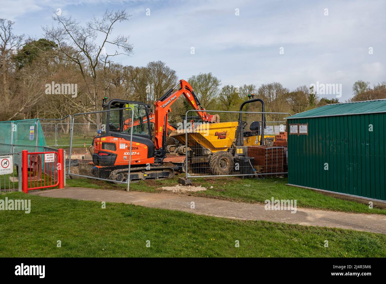 Woodbridge Suffolk UK Aprile 12 2022: L'inizio di un progetto di costruzione, un scavatore sta scavando le fondamenta pronte per l'inizio della costruzione Foto Stock