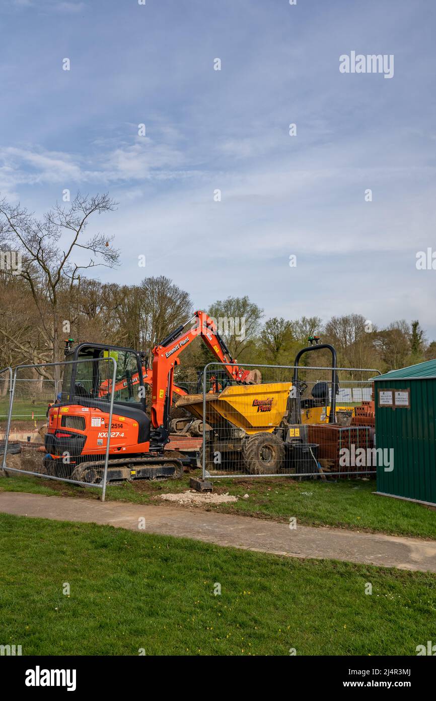 Woodbridge Suffolk UK Aprile 12 2022: L'inizio di un progetto di costruzione, un scavatore sta scavando le fondamenta pronte per l'inizio della costruzione Foto Stock