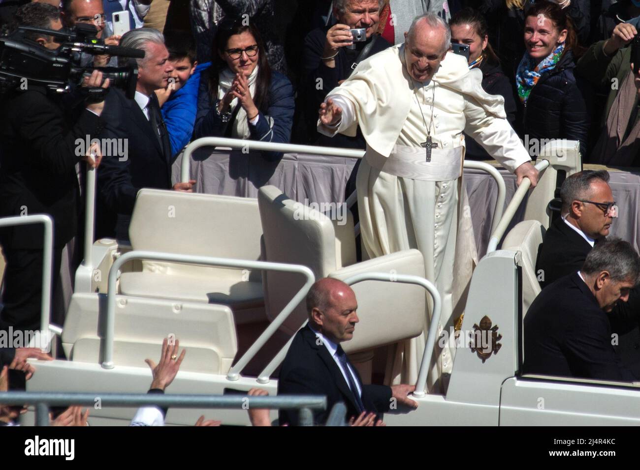 Roma, Italia. 17th Apr 2022. Papa Francesco ha presieduto e celebrato la Santa Messa di Pasqua in Piazza San Pietro davanti a decine di migliaia di persone. Al termine della Messa, Papa Francesco ha attraversato Piazza San Pietro nel suo Popemobile salutato dalla folla gioiosa. Credit: LSF Photo/Alamy Live News Foto Stock