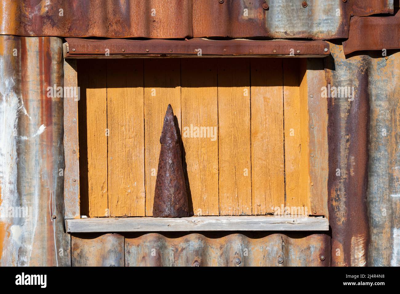 Georgia del Sud, King Edward Cove, Grytviken. Storica stazione di caccia alle balene. Vecchio edificio di fabbrica di metallo balenare, dettagli delle pareti con punto di arpione balenare. Foto Stock