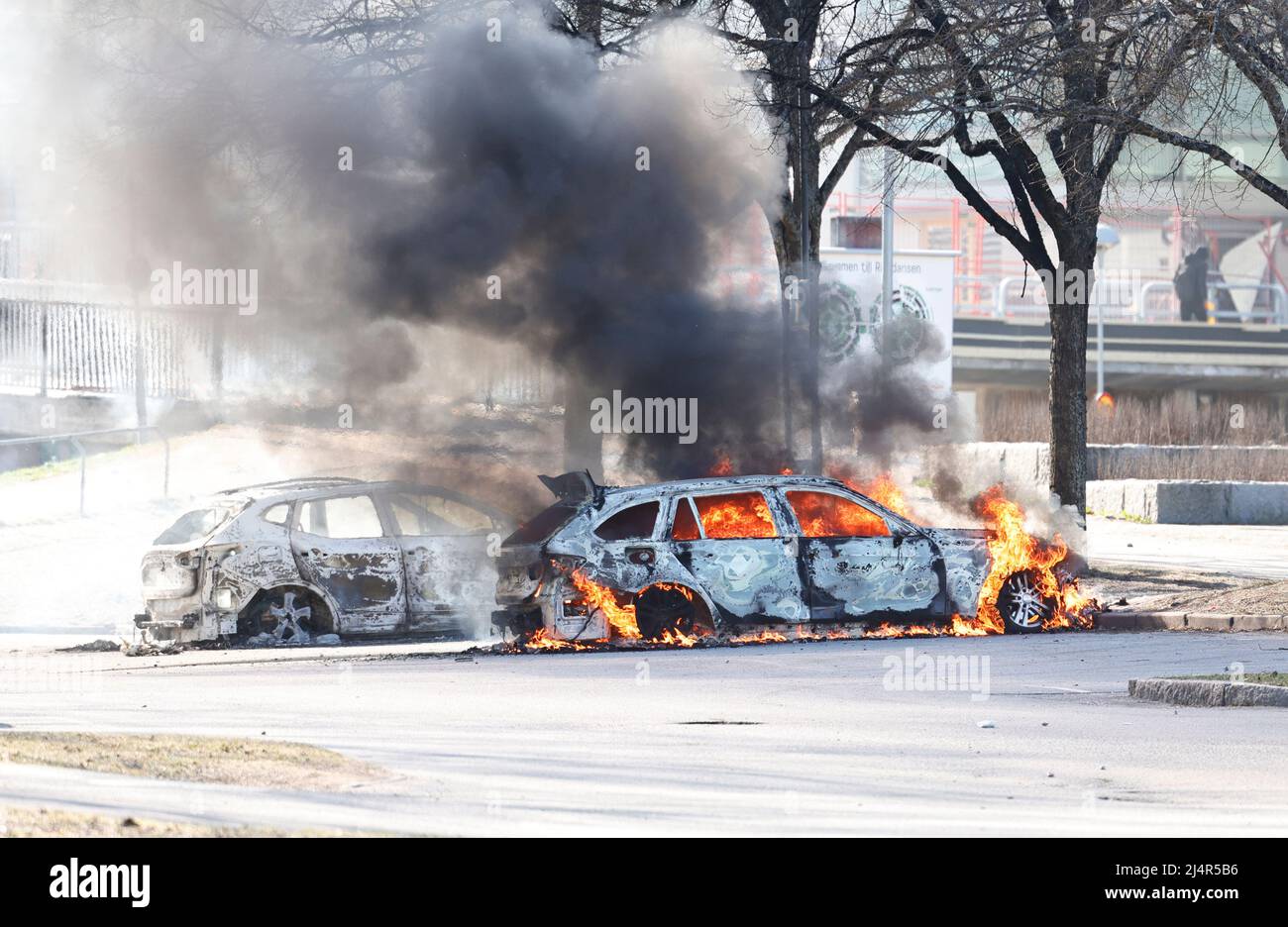 Norrkoping, Svezia 17 aprile 2022. Due automobili stanno bruciando in un parcheggio durante una sommossa nel disordini è stato innescato dal provocateur danese di destra estremista Rasmus Paludan dicendo che tornerà nelle città Norrkoping e Linkoping per nuove dimostrazioni, tra cui bruciare il Corano per il quarto giorno di fila. Photo Stefan Jerrevang/TT kod 60160 Credit: TT News Agency/Alamy Live News Foto Stock