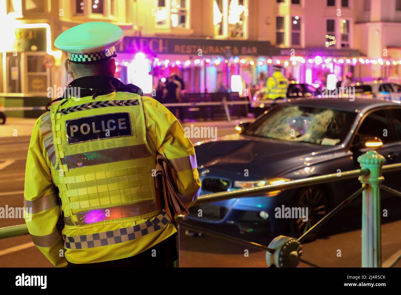 Brighton, East Sussex, Regno Unito. 17th Apr 2022. Una donna corse attraverso la strada principale sul Brighton Seafront ed è stato colpito da una macchina di passaggio Un portavoce della polizia Sussex ha detto: “Gli ufficiali che indagano sulla collisione vorrebbero sentire da chiunque abbia visto ciò che è accaduto, o che potrebbe aver catturato qualsiasi filmato CCTV o dash cam pertinente dalla zona. "A chiunque disponga di informazioni, viene richiesto di contattare la polizia online o chiamando il numero 101 citando l'operazione Autunno." Credit: @Dmoonuk/Alamy Live News Foto Stock