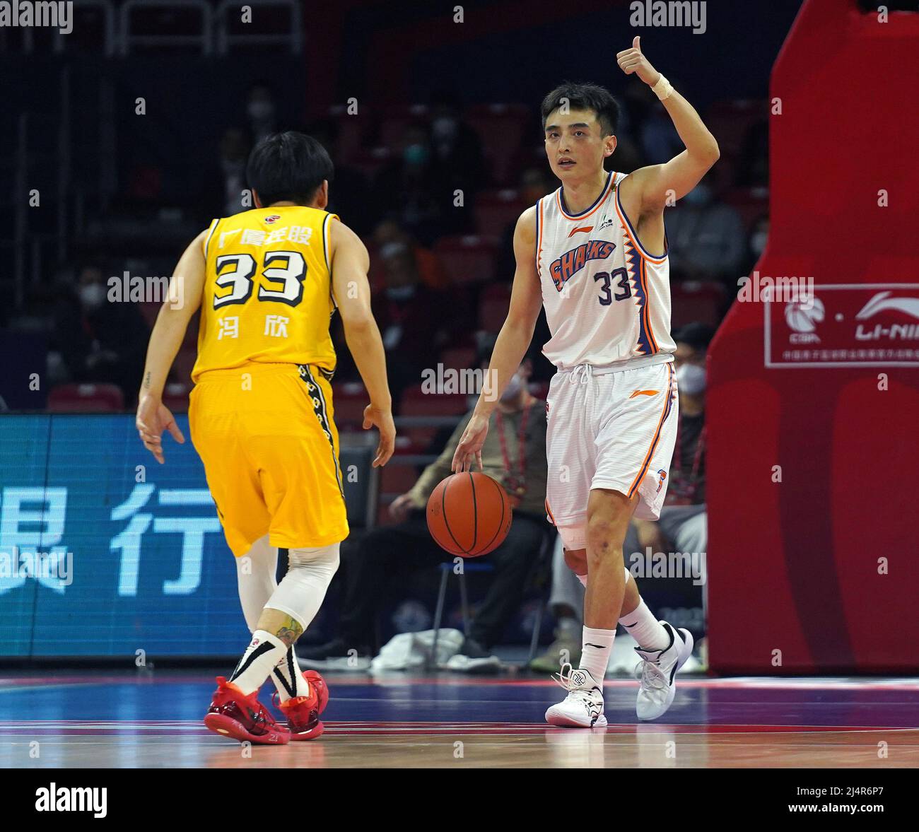 (220417) -- NANCHANG, 17 aprile 2022 (Xinhua) -- Luo Hanchen (R) di Shanghai Sharks Gestures durante la semifinale tra Shanghai Sharks e Zhejiang Lions alla stagione 2021-2022 del campionato cinese di Basketball Association (CBA) a Nanchang, provincia cinese orientale di Jiangxi, 17 aprile 2022. (Xinhua/WAN Xiang) Foto Stock