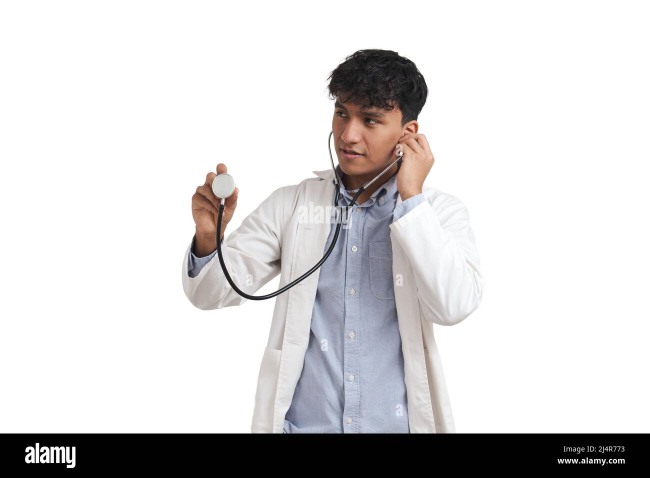 Ritratto di un giovane medico peruviano maschio utilizzando lo stetoscopio, isolato. Foto Stock
