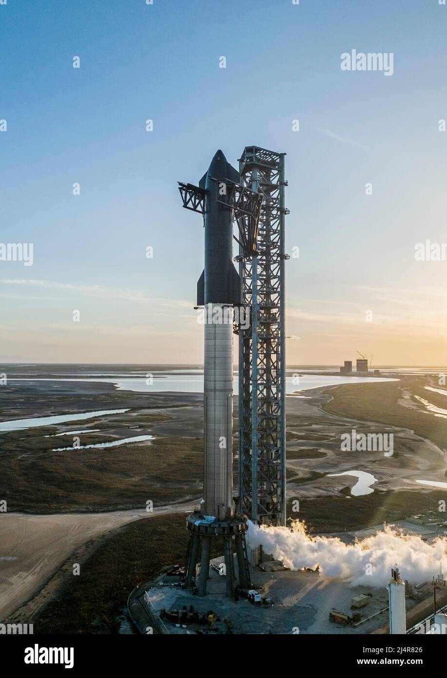 CAPE CANAVERAL, FLORIDA, USA - 16 Marzo 2022 - Vista aerea di Starship Super Heavy sul suo trampolino di lancio a Cape Canaveral US Air Force Station in florid Foto Stock