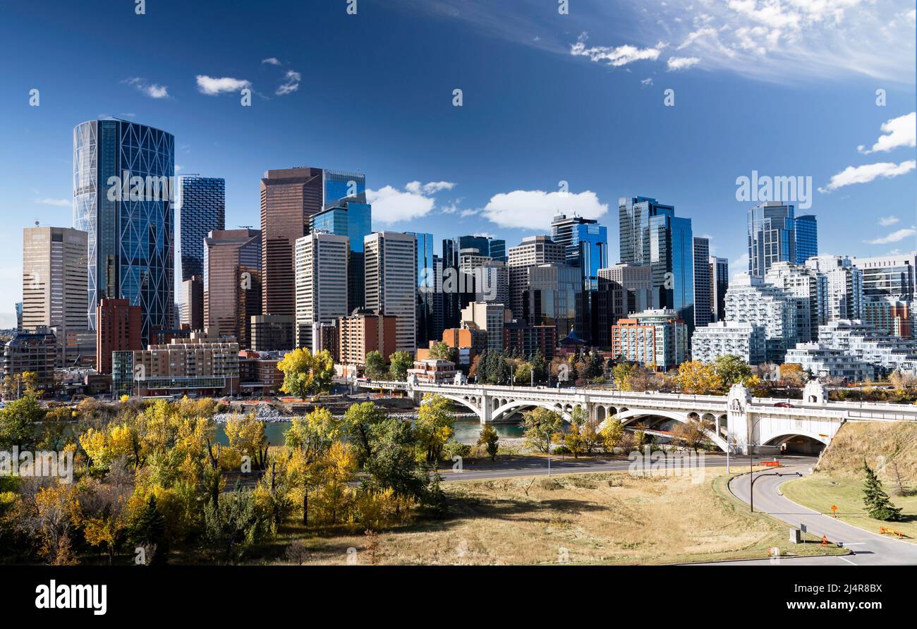 Skyline del centro di Calgary in colori autunnali, con edifici di uffici e famosi punti di riferimento, tra cui il Center Street Bridge e il Riley Park di Alberta Cana Foto Stock