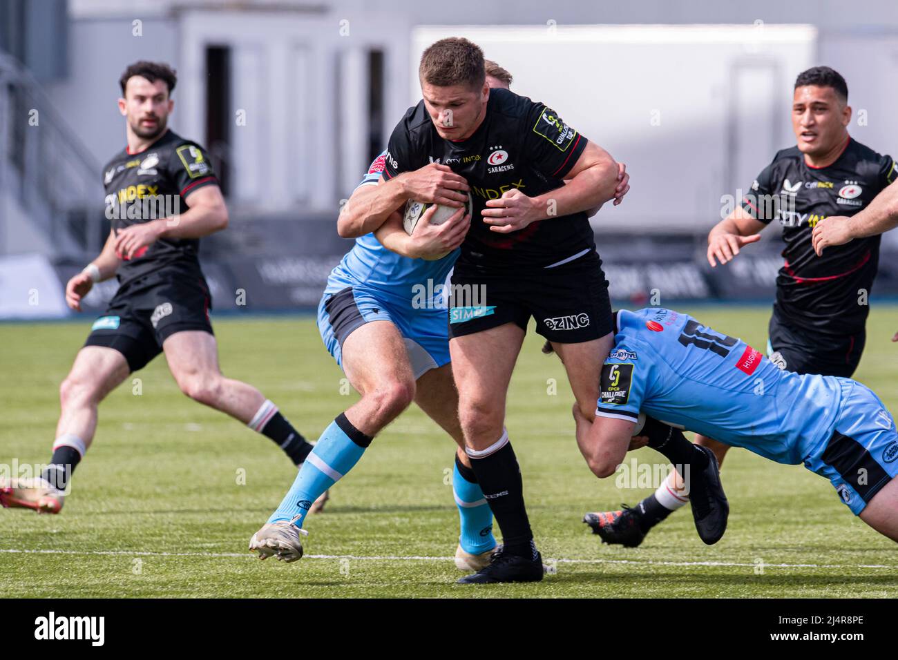 LONDRA, REGNO UNITO. 17th, Apr 2022. Owen Farrell di Saracens (Capt.) (Centro) è affrontato durante L'EPCR Challenge Cup Match tra Saracens vs Cardiff Blues allo StoneX Stadium di domenica 17 aprile 2022. LONDRA INGHILTERRA. Credit: Taka G Wu/Alamy Live News Foto Stock