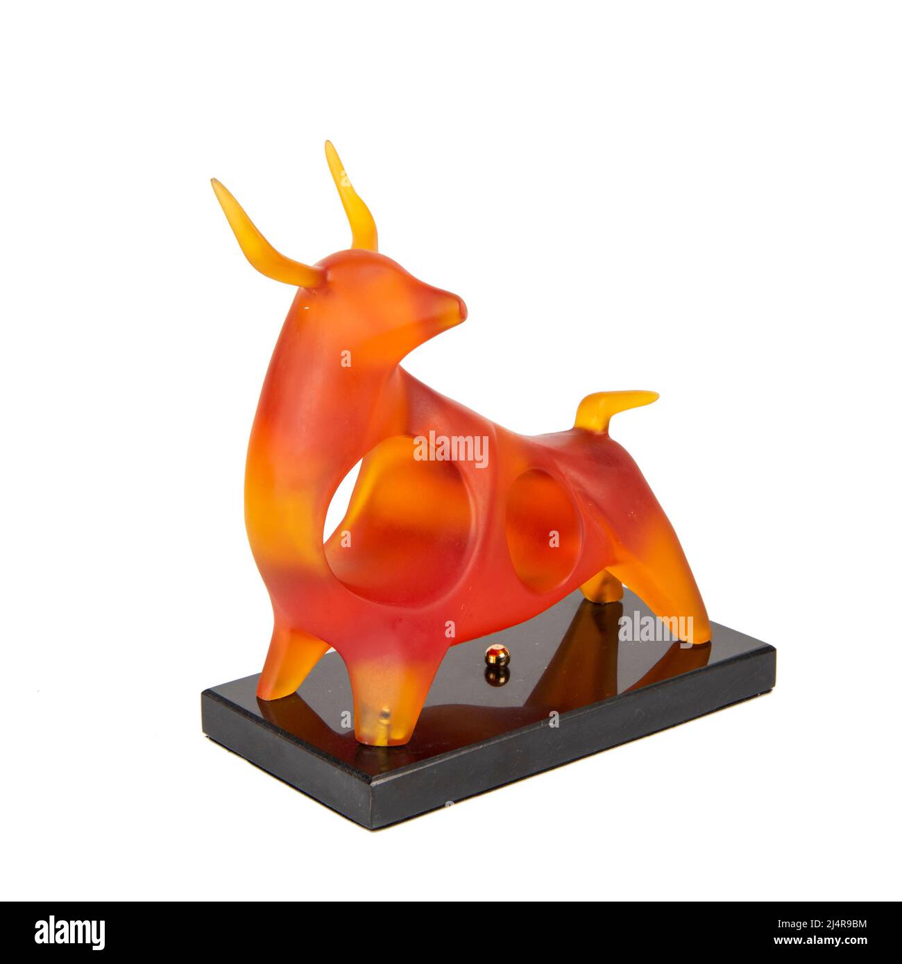 casa di lusso accessorio vetro figura toro isolato su bianco Foto Stock