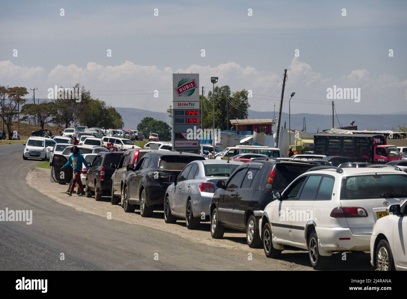 Linee di veicoli con automobilisti in coda per entrare in un distributore DI benzina RUBIS a causa di carenze di carburante in Kenya, Africa orientale Foto Stock