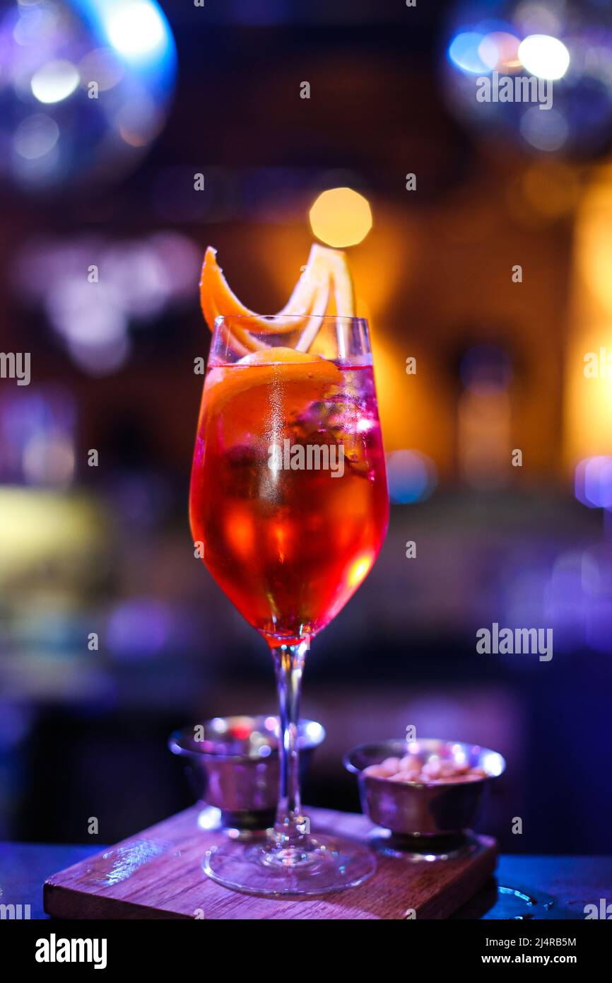 Un cocktail alcolico Aperol Spritz al tavolo in un night club Foto Stock