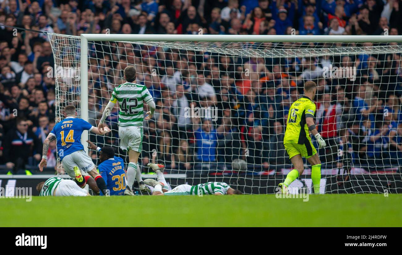 Hampden Park, Gasgow, Regno Unito. 17th Apr 2022. Scottish Cup semi-finale, Celtic contro Rangers: Moda Sakala di Rangers sostiene per l'obiettivo dopo Carl Starfelt di Celtic dirige la palla nella sua rete, rendendola 2-1 ai Rangers in 114th minuti Credit: Action Plus Sports/Alamy Live News Foto Stock