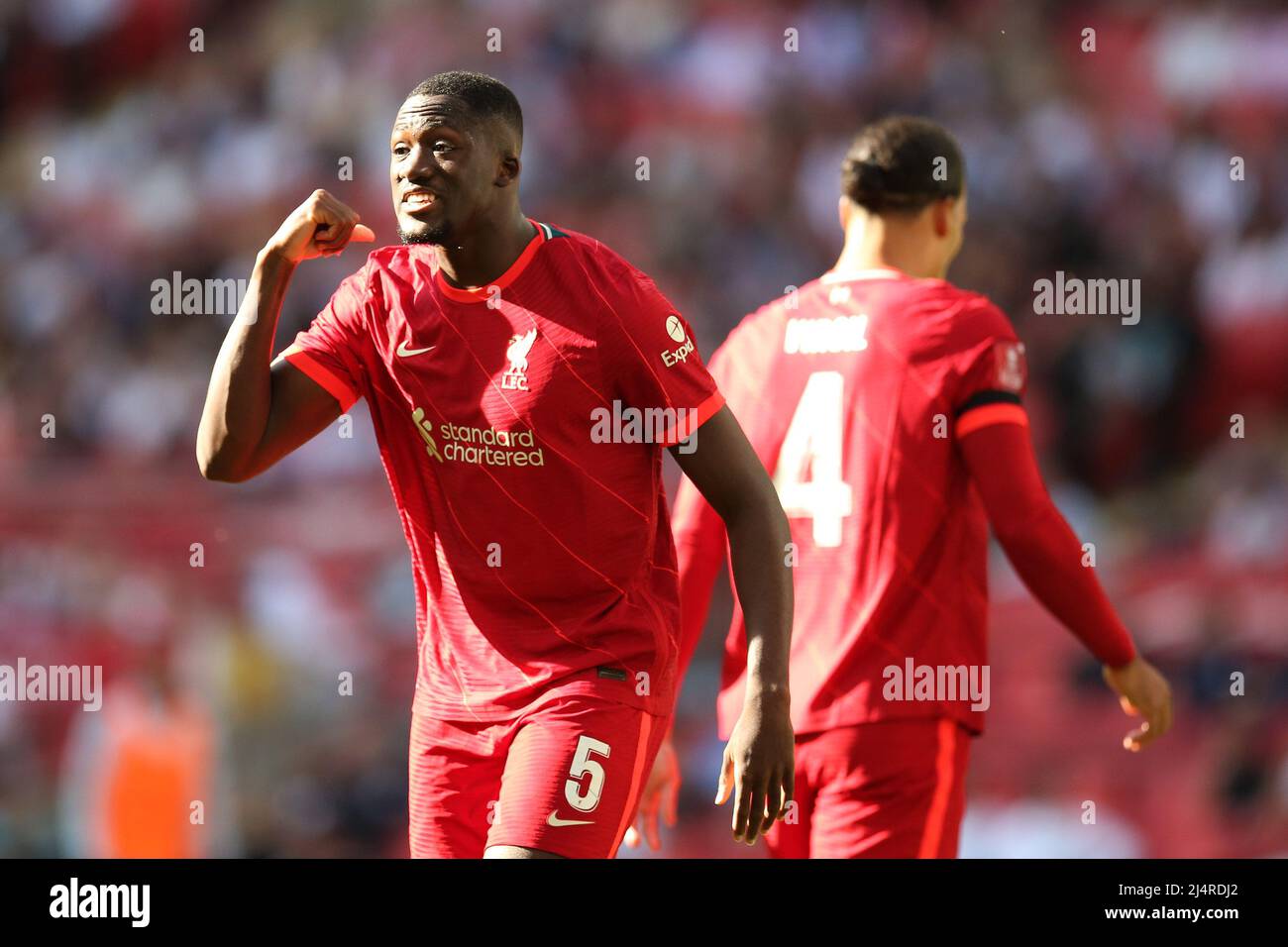Londra, Regno Unito. 16th Apr 2022. Ibrahima Konate di Liverpool guarda avanti. La Emirates fa Cup, semifinale, Manchester City contro Liverpool al Wembley Stadium di Londra sabato 16th aprile 2022. Questa immagine può essere utilizzata solo per scopi editoriali. Solo per uso editoriale, licenza richiesta per uso commerciale. No use in scommesse, giochi o un singolo club/campionato/giocatore publications.pic di Andrew Orchard/Andrew Orchard sport photography/Alamy Live News Credit: Andrew Orchard sport photography/Alamy Live News Foto Stock