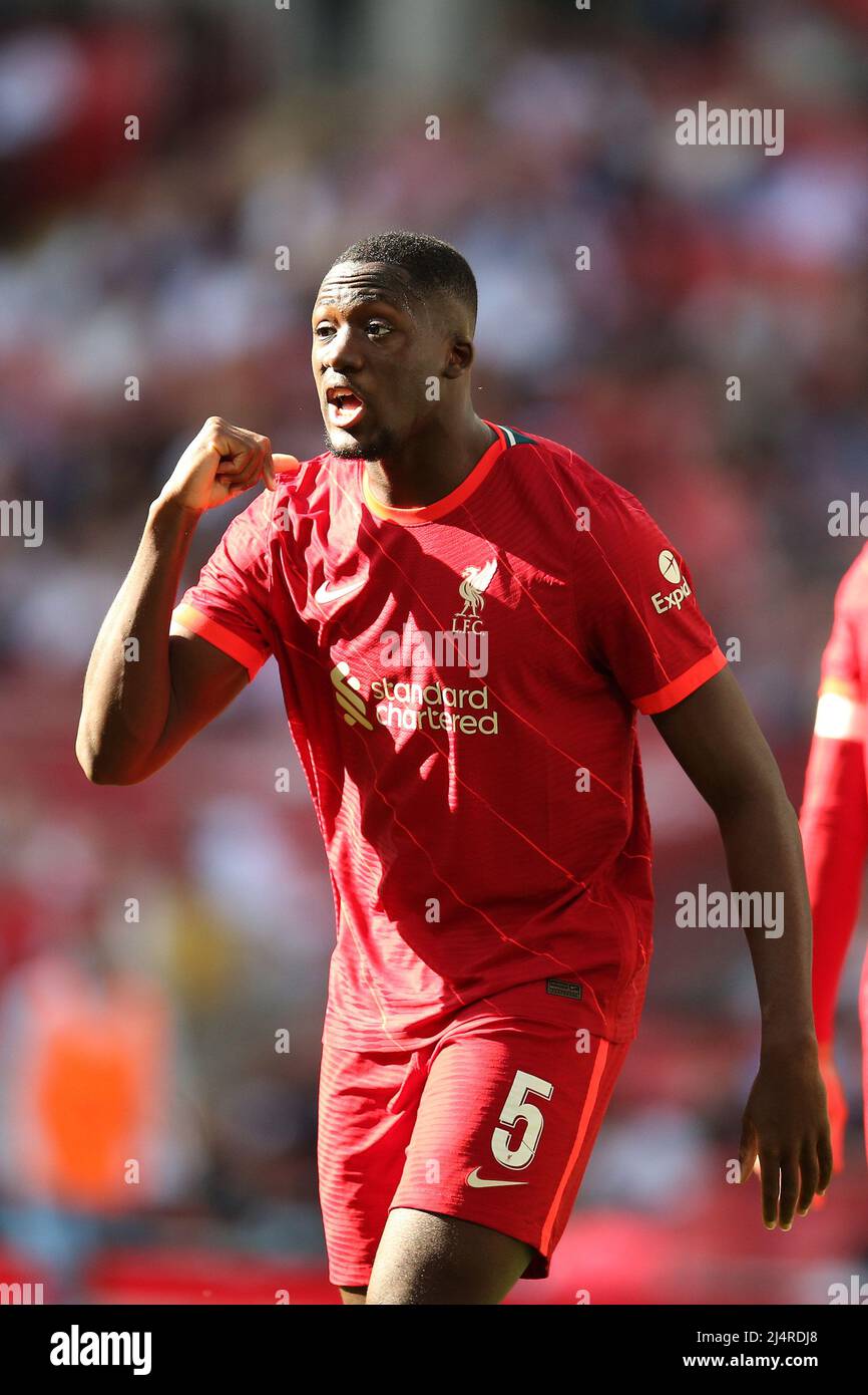 Londra, Regno Unito. 16th Apr 2022. Ibrahima Konate di Liverpool guarda avanti. La Emirates fa Cup, semifinale, Manchester City contro Liverpool al Wembley Stadium di Londra sabato 16th aprile 2022. Questa immagine può essere utilizzata solo per scopi editoriali. Solo per uso editoriale, licenza richiesta per uso commerciale. No use in scommesse, giochi o un singolo club/campionato/giocatore publications.pic di Andrew Orchard/Andrew Orchard sport photography/Alamy Live News Credit: Andrew Orchard sport photography/Alamy Live News Foto Stock