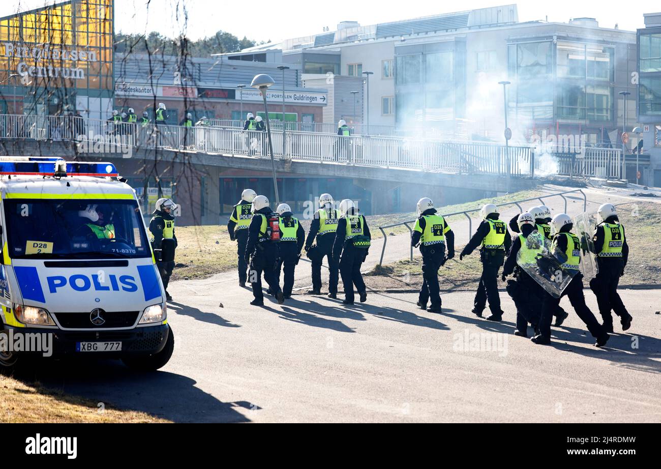 Norrkoping, Svezia 17 aprile 2022. La polizia di riota passa una barricata per entrare in un'area commerciale durante una sommossa nel tumulto è stato innescato dal provocateur danese estremista di destra Rasmus Paludan dicendo che tornerà nelle città Norrkoping e Linkoping per nuove dimostrazioni, tra cui bruciare il Corano per il quarto giorno in A. riga. Photo Stefan Jerrevang/TT kod 60160 Credit: TT News Agency/Alamy Live News Foto Stock