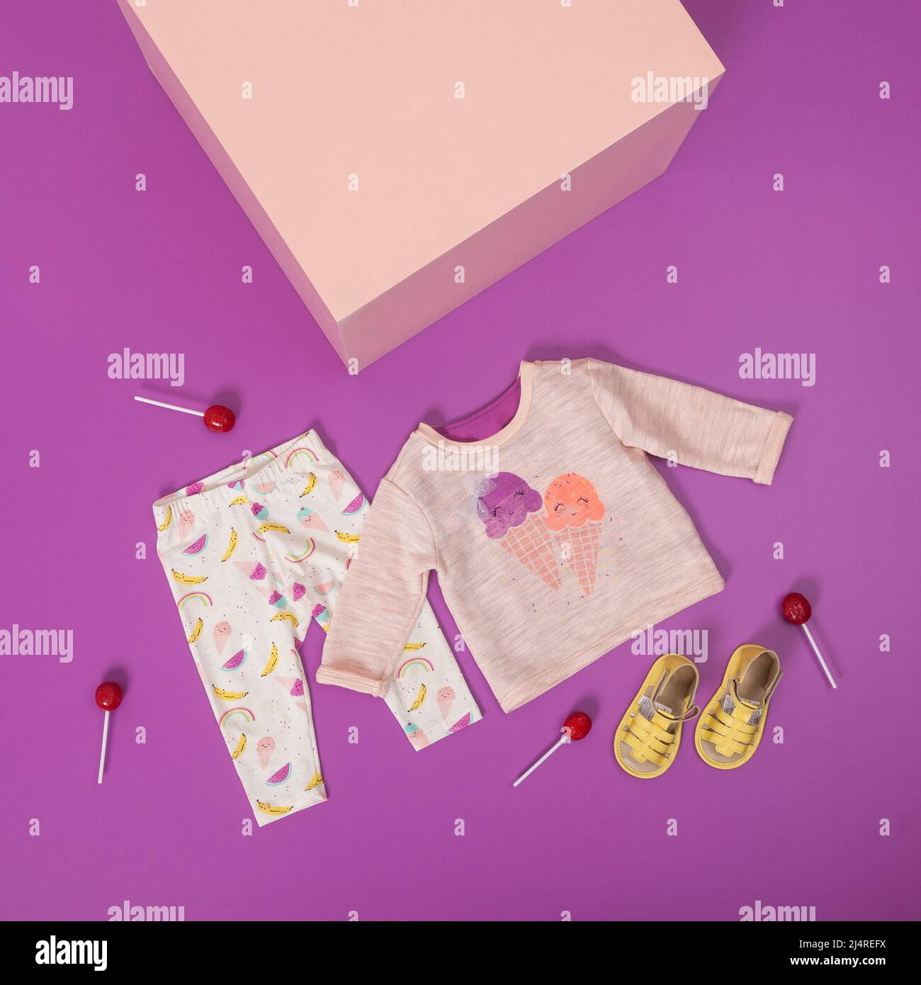 Moda per ragazze piccole - set di abbigliamento ragazze. Foto Stock