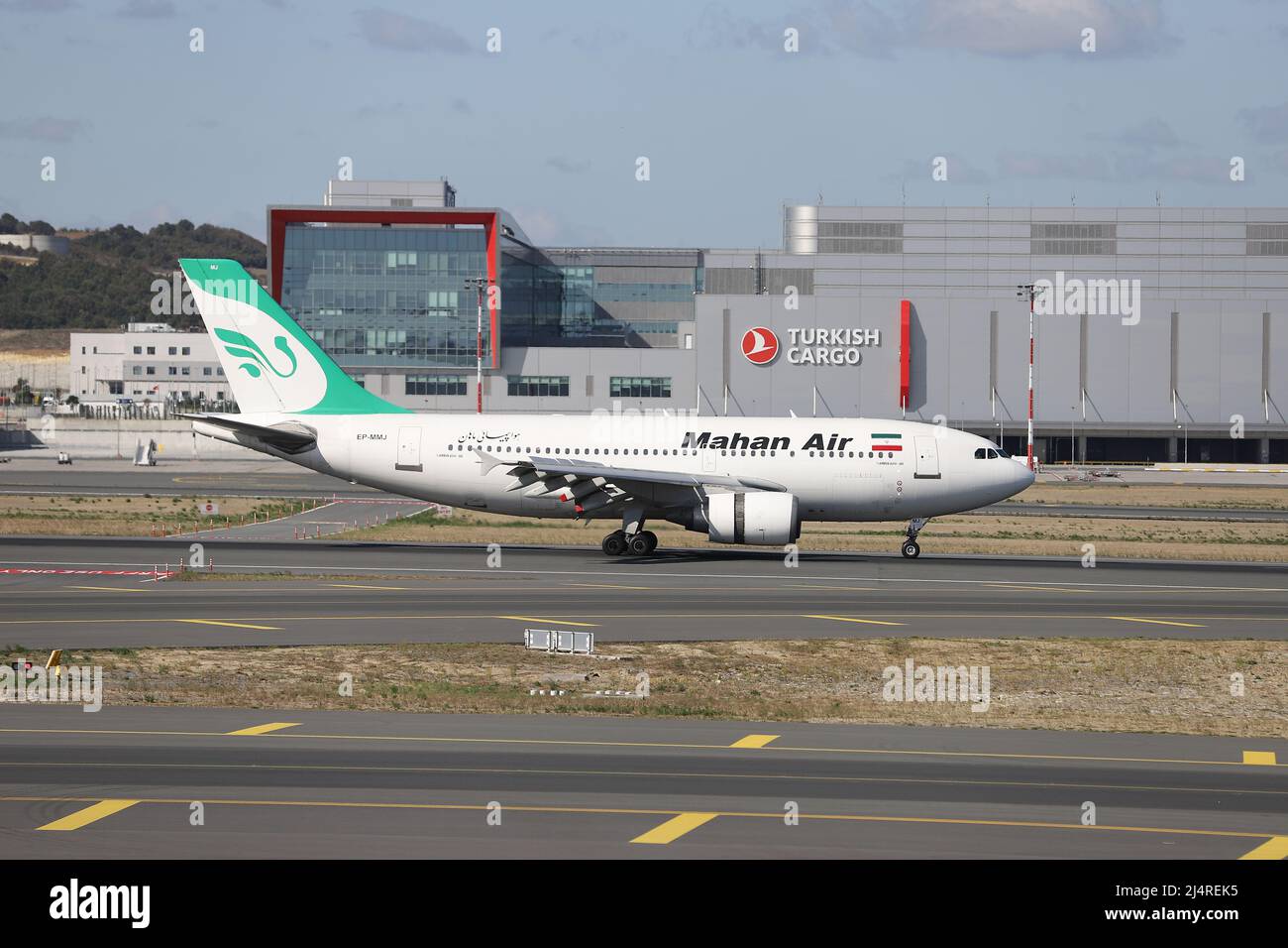 ISTANBUL, TURCHIA - 05 OTTOBRE 2021: Mahan Air Airbus A310-304 (CN 526) che atterra all'aeroporto internazionale di Istanbul. Foto Stock