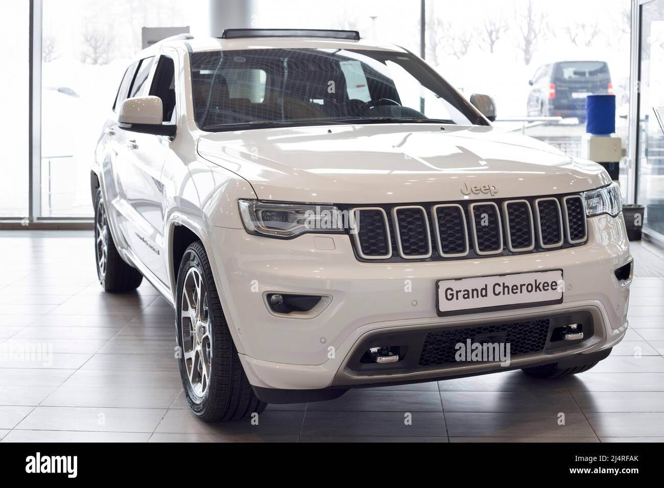 Russia, Izhevsk - 4 marzo 2022: Showroom Jeep. Nuovo Grand Cherokee moderno nello showroom dei concessionari. Vista frontale e laterale. Veicoli fuoristrada. Alleanza Stellan Foto Stock