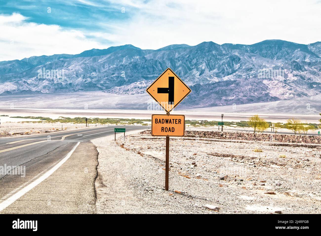 Cartello stradale in Death Valley USA all'incrocio nel deserto - Badwater Road con le montagne della Sierra Nevada in lontananza. Foto Stock