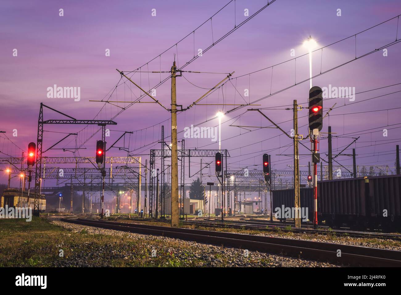 Stazione ferroviaria nel paesaggio serale. Binari ferroviari alla stazione Kielce Herby, Polonia. Foto Stock