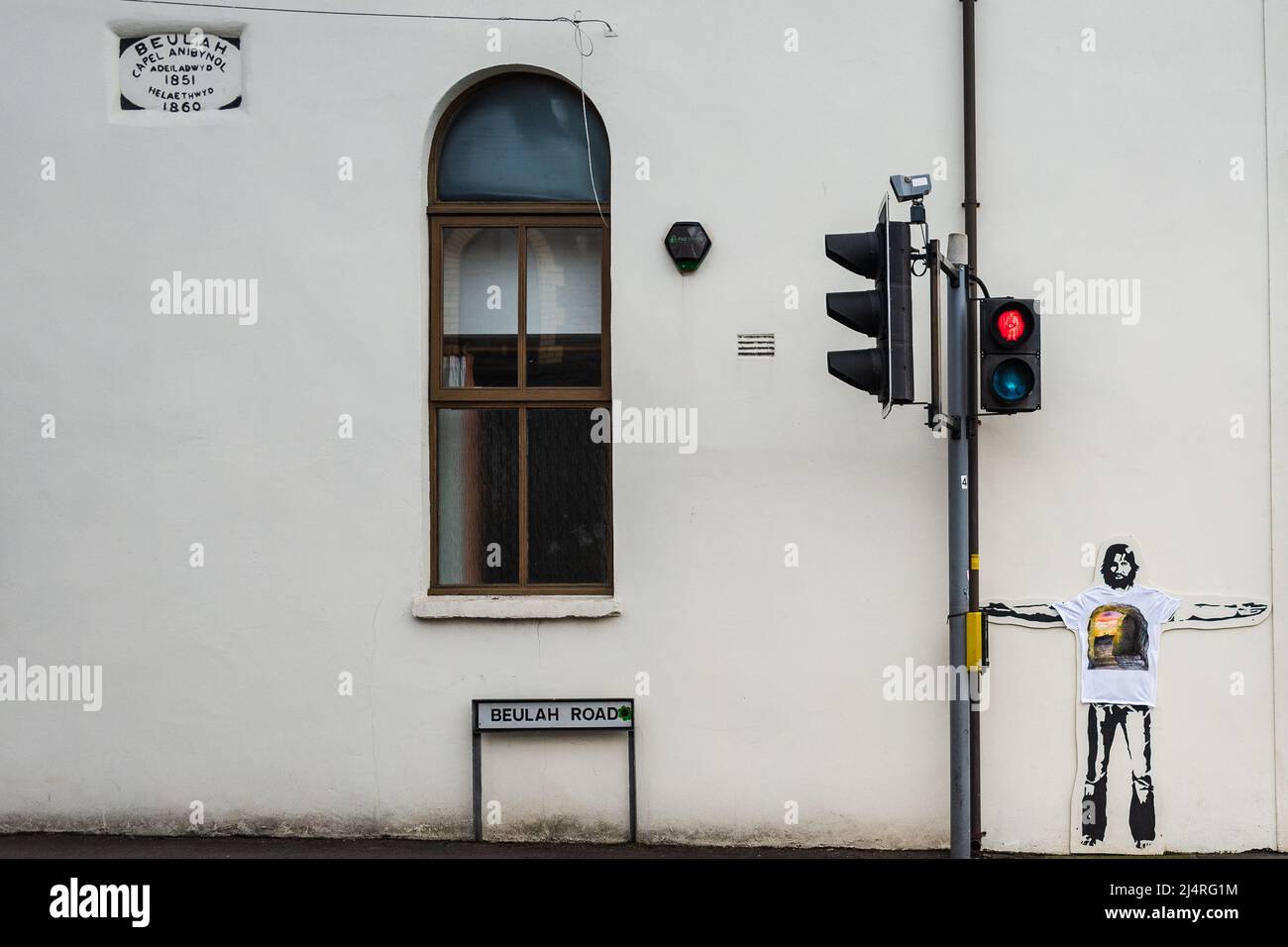 Ges graffiti con t-shirt reale su un muro, Cardiff, Galles Foto Stock