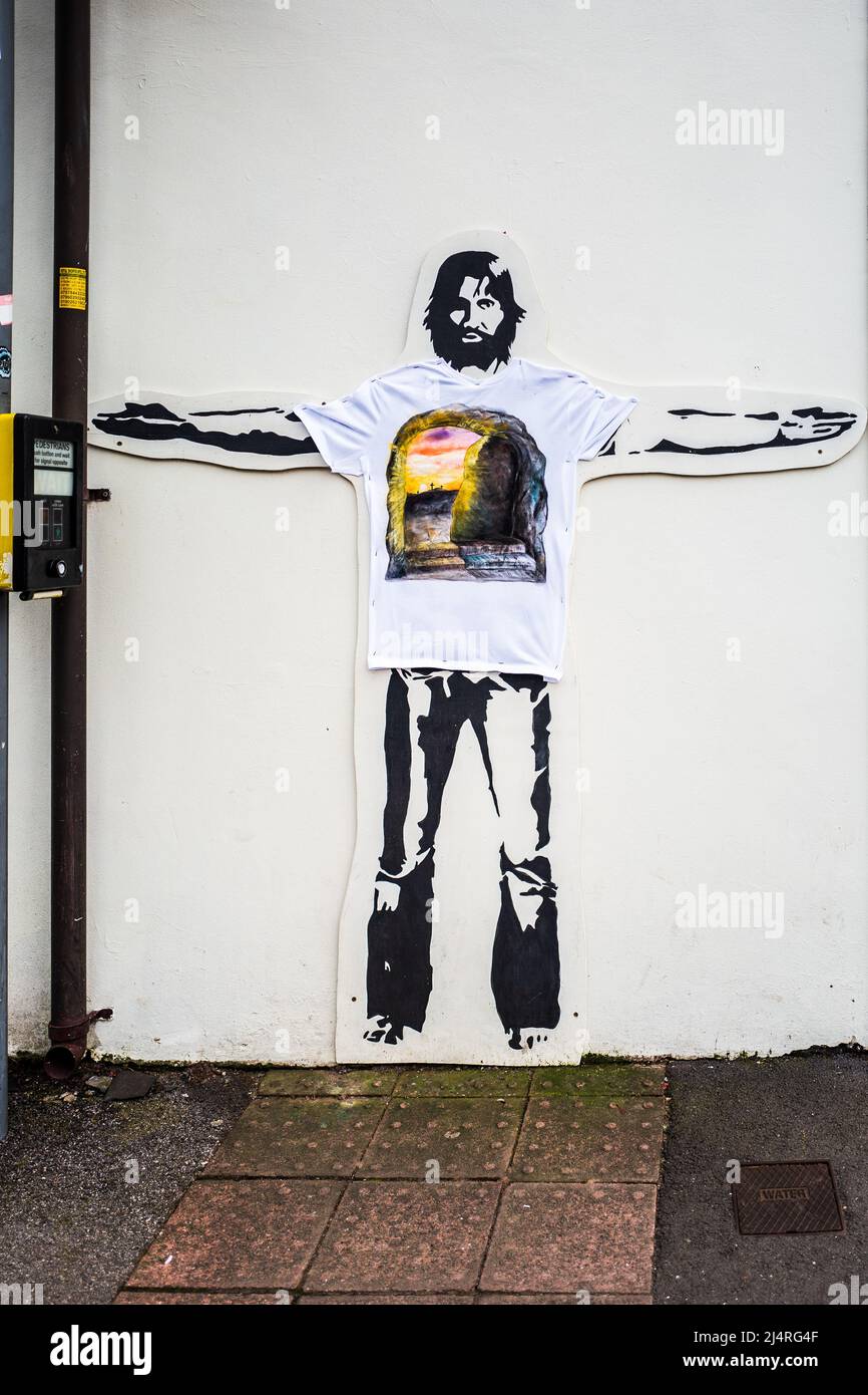 Graffiti di Gesù Cristo in una vera t-shirt su un muro di strada come Pasqua in Galles Foto Stock