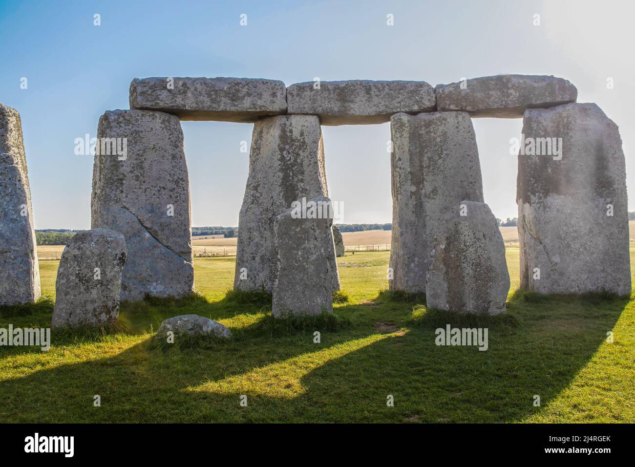 Pietre di Stonehenge, il monumento preistorico più famoso del mondo, Chioseup dall'interno del cerchio con ombre drammatiche e Salisbury Plain i Foto Stock