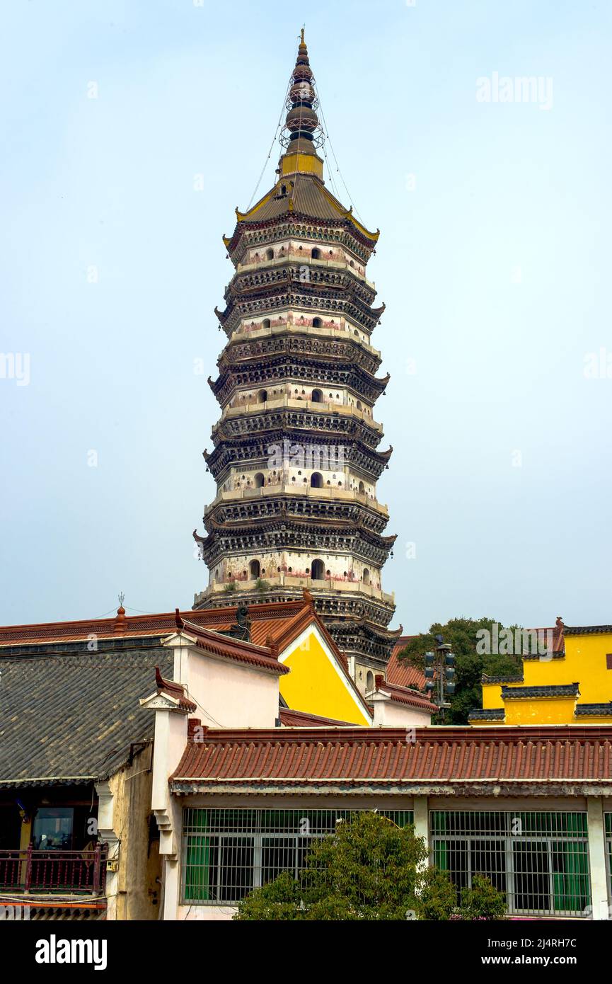 La Pagoda buddista di Zhenfeng si trova all'interno del Tempio di Yinjiang sulle rive del fiume Yangtze ad Anqing, provincia di Anhui in Cina. La Pagoda di Zhenfeng era c Foto Stock