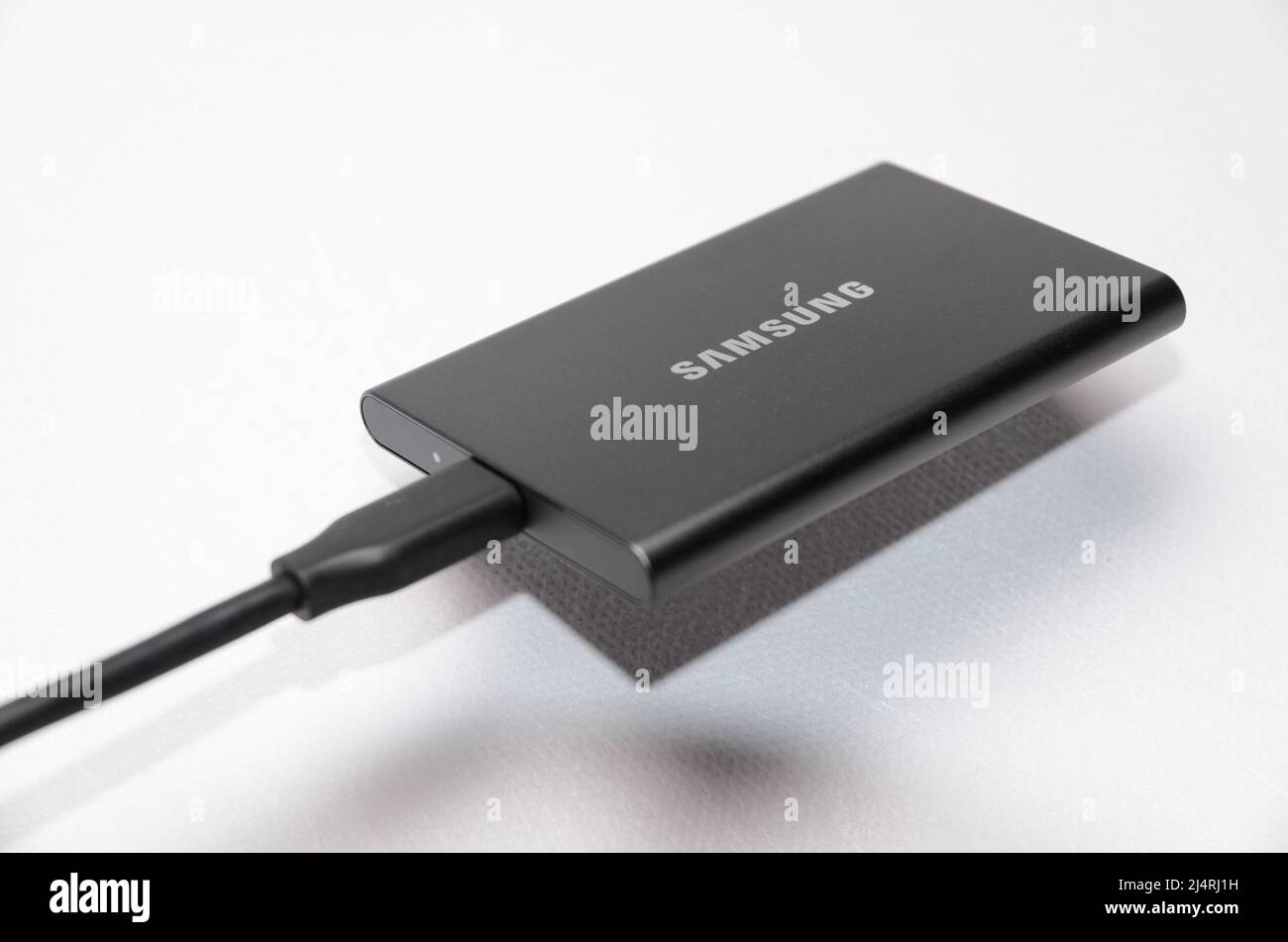 Primo piano di un dispositivo di archiviazione flash SSD T7 1TB portatile  Samsung con cavo USB-C su sfondo bianco Foto stock - Alamy