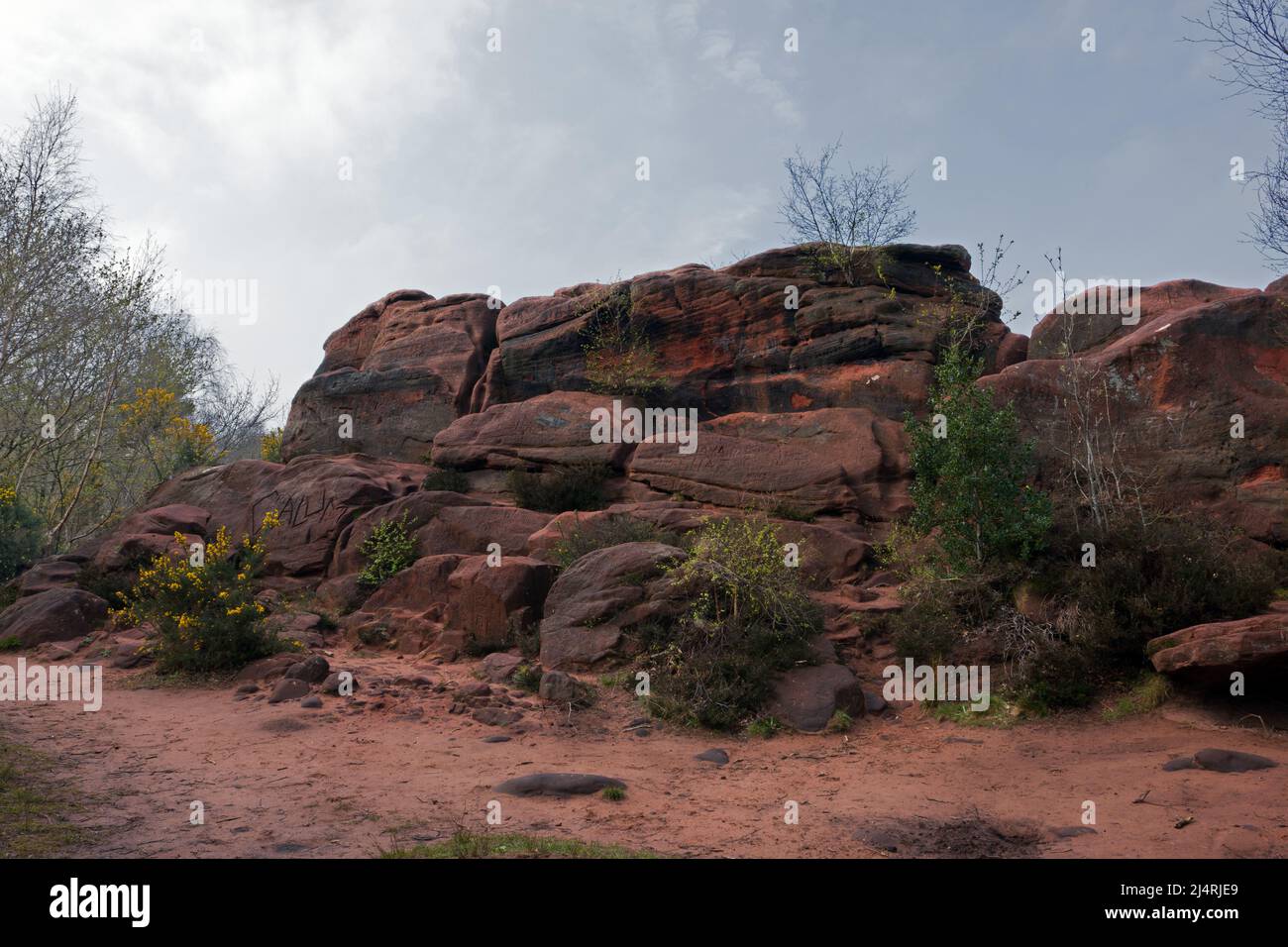 Thor's Rock sulla penisola di Wirral in Inghilterra è un affioramento della sottostante pietra arenaria rossa Triassica nota come Tor. Foto Stock