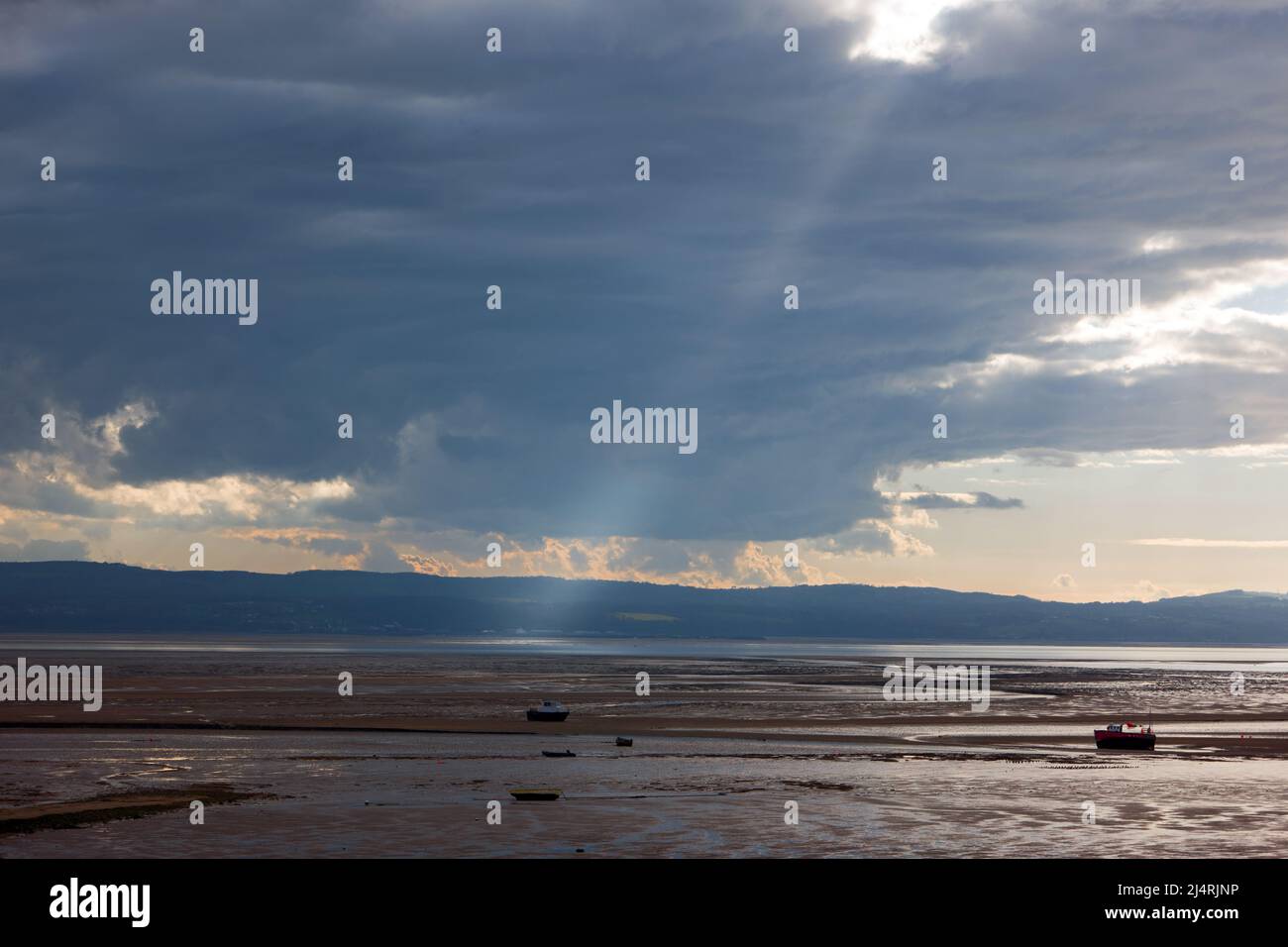 L'estuario del Dee qui visto al tramonto forma un confine tra la penisola di Wirral nell'Inghilterra nord-occidentale e il Flintshire nel Galles nord-orientale. Foto Stock