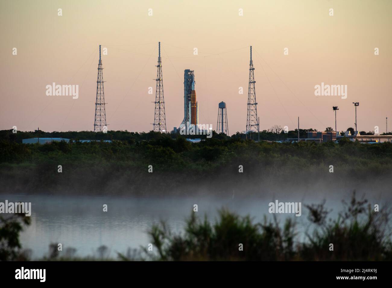 KENNEDY SPACE CENTER, FLORIDA, Stati Uniti d'America - 11 Aprile 2022 - una vista del sistema di lancio spaziale Artemis i (SLS) e della navicella spaziale Orion sul Launch Pad 39B durante la s. Foto Stock