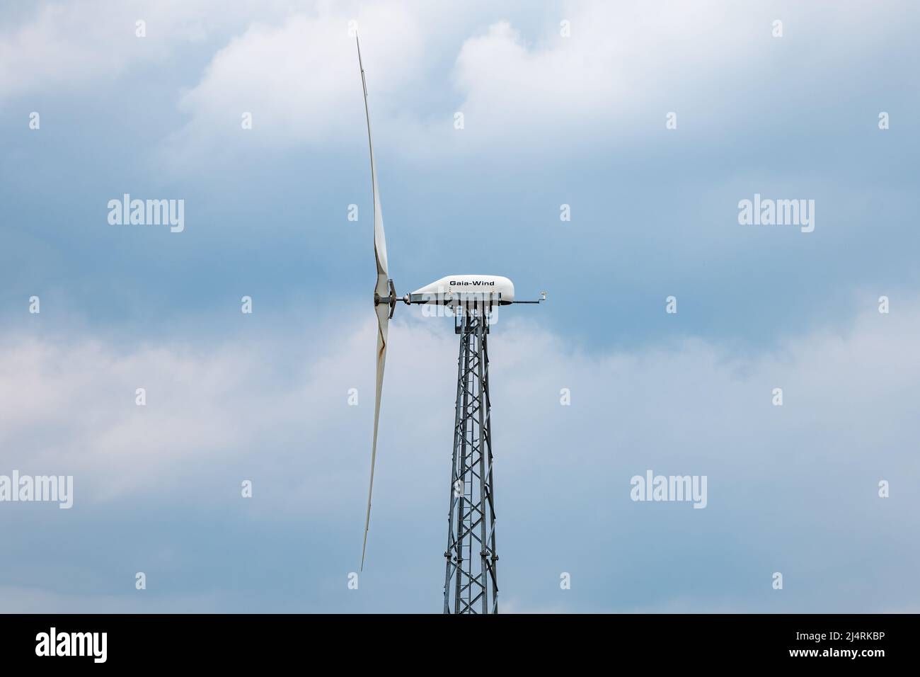 Gaia energia rinnovabile turbina eolica torre e pale contro un cielo blu nuvoloso, Scozia, Regno Unito Foto Stock